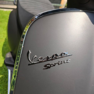 Vespa Sprint emblemen glans zwart